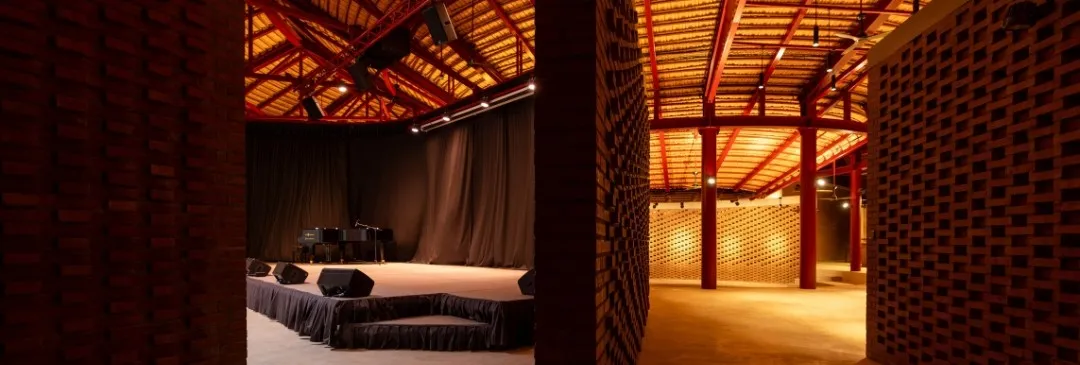 Inside The Gong's hall